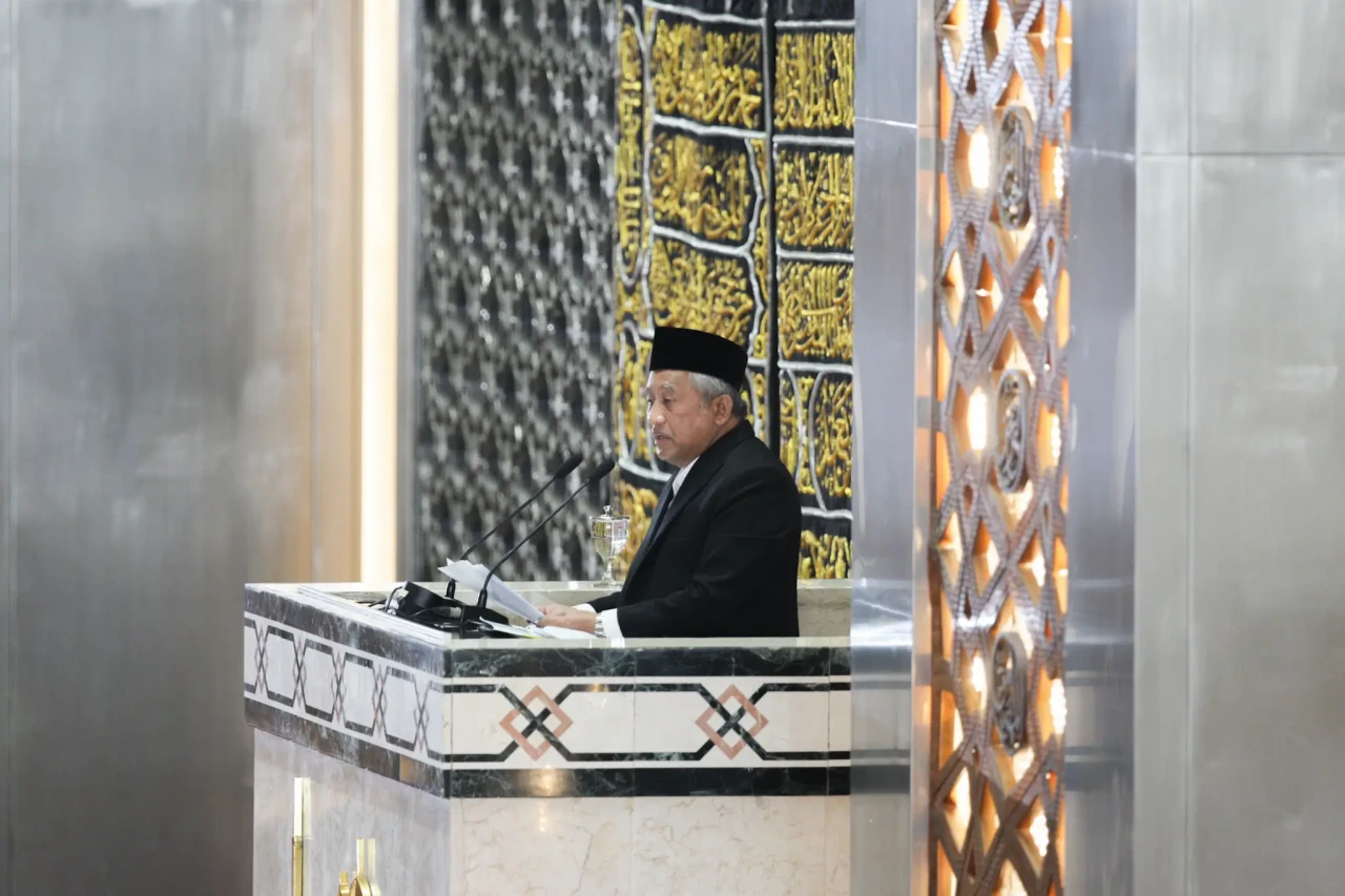 Presiden Jokowi Salat...