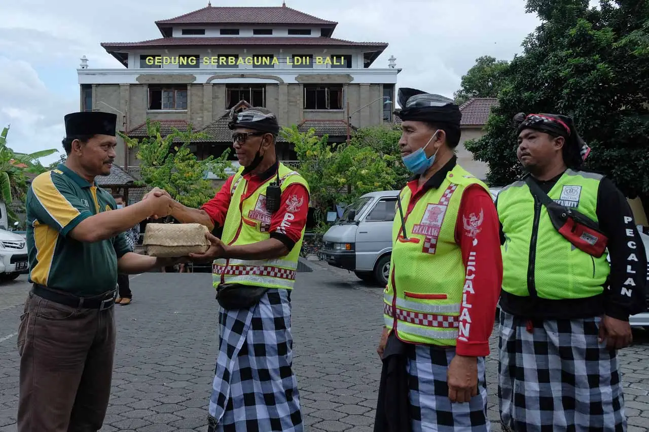 Tradisi Ngejot Saat...