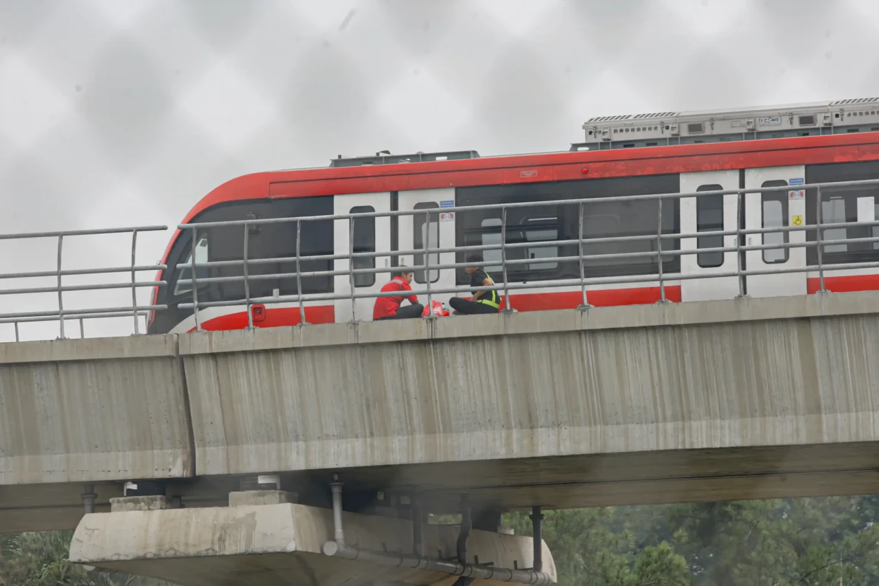 Uji Coba LRT Jabodebek...