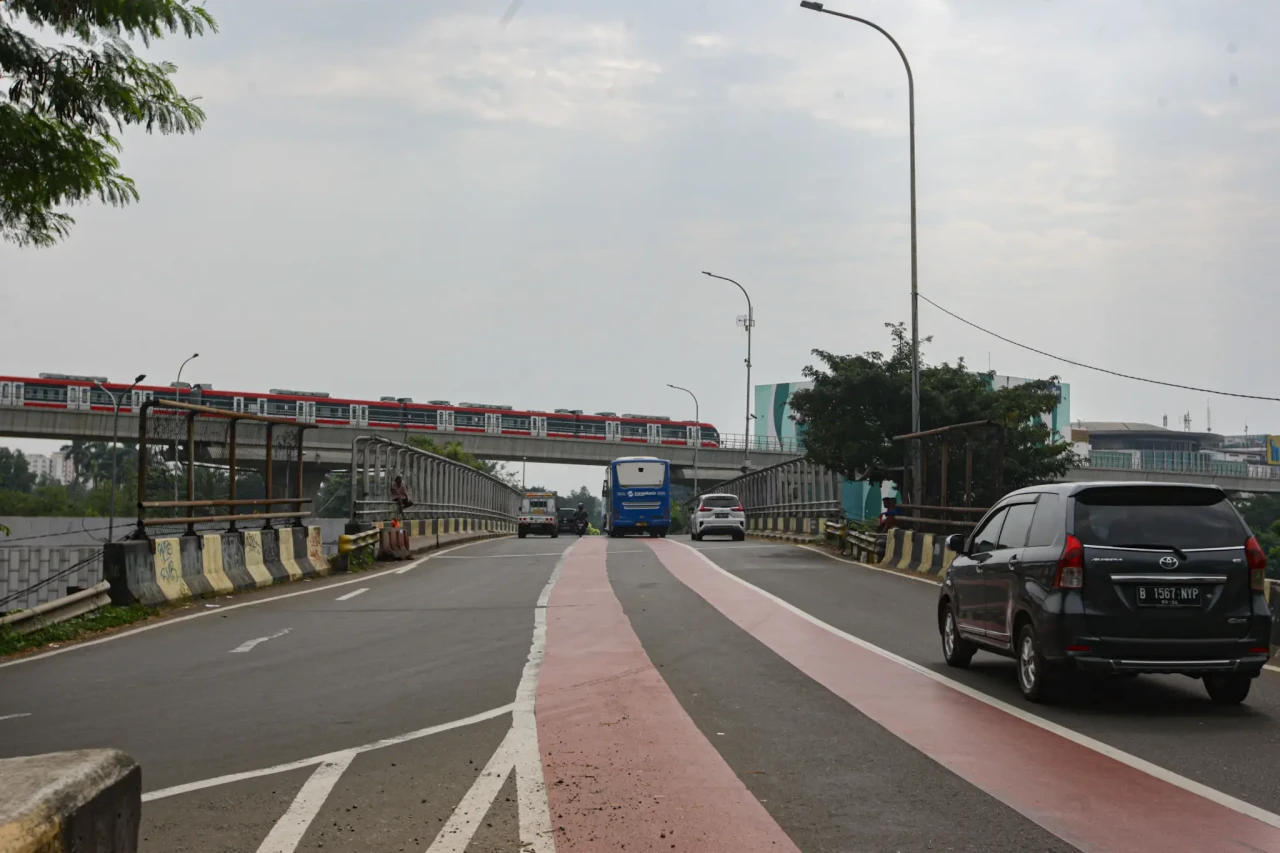 Uji Coba LRT Jabodebek...