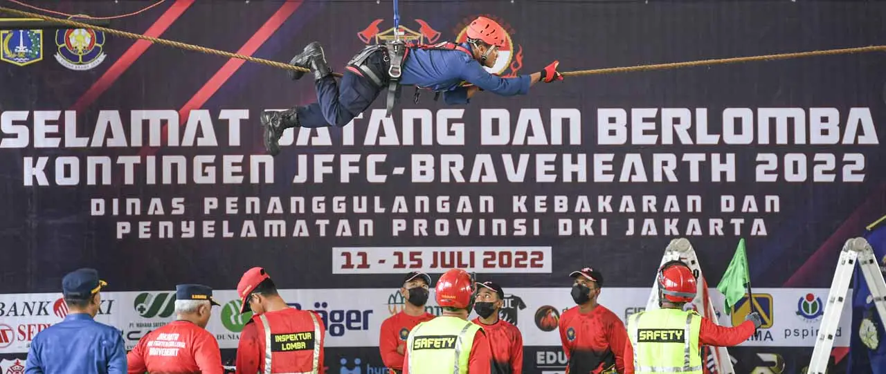 Aksi Memukau Pemadam...