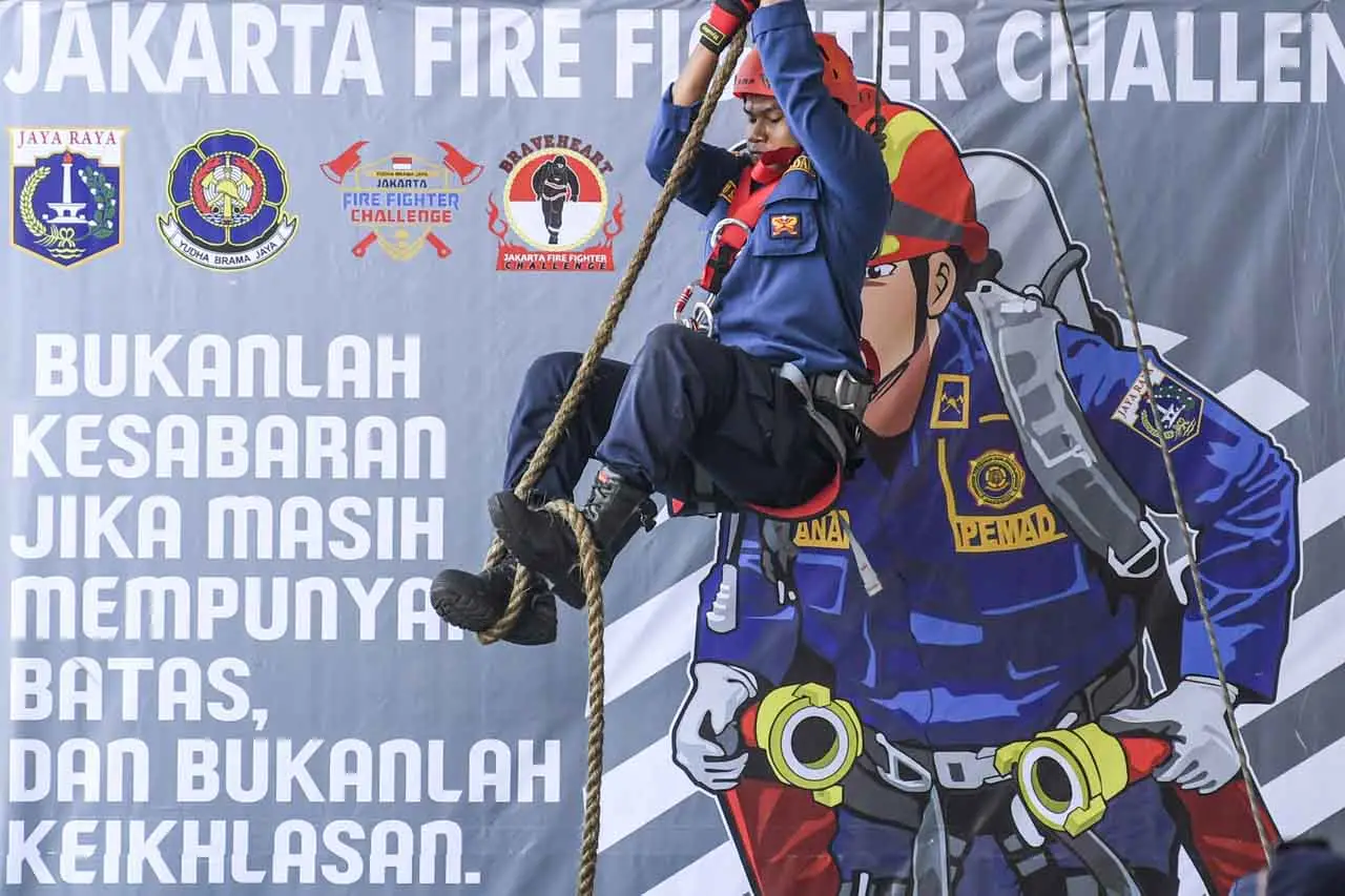Aksi Memukau Pemadam...