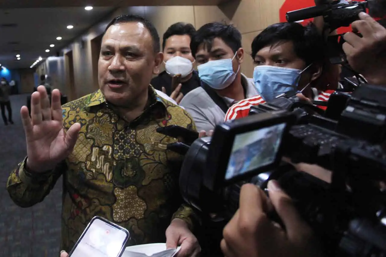 Ketua KPK Serahkan Surat...