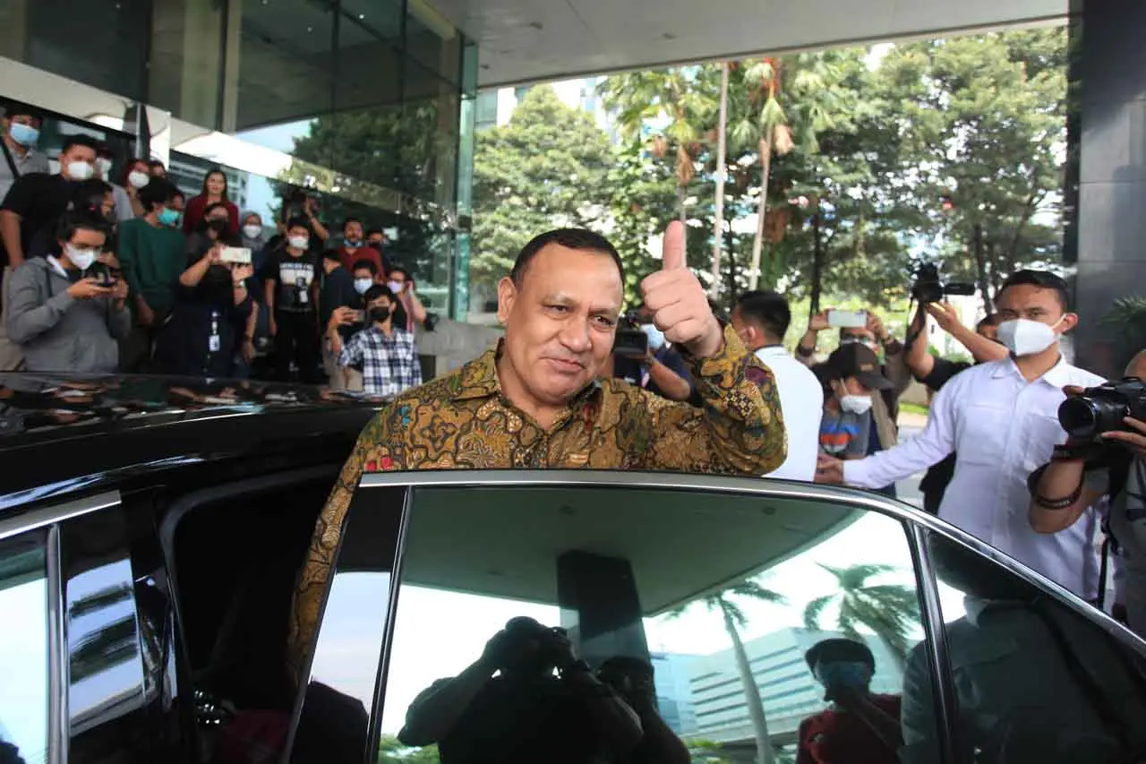 Ketua KPK Serahkan Surat...