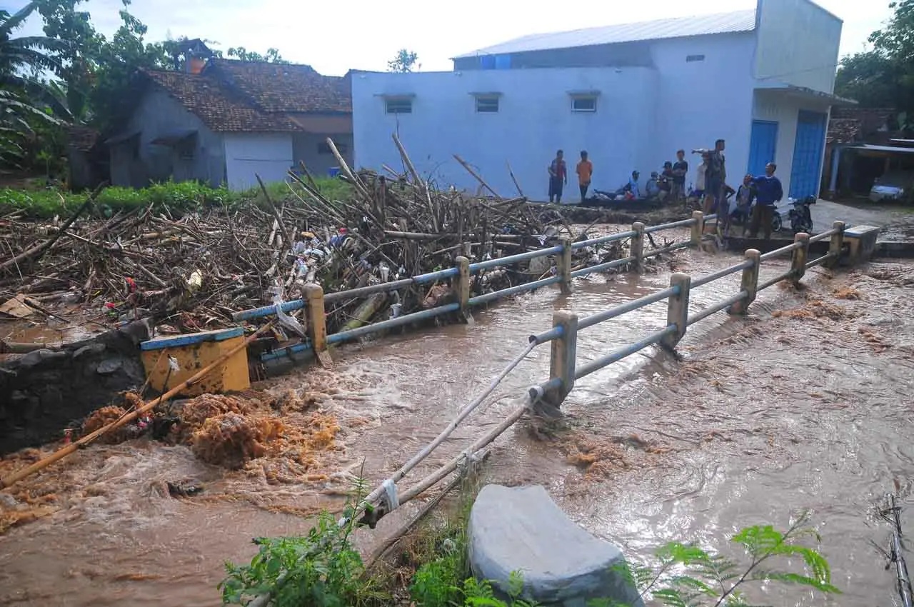 Sampah Sumbat Sungai...