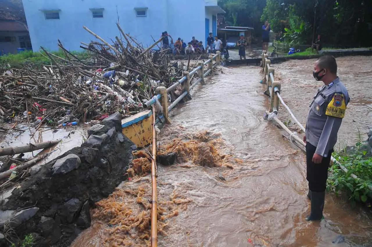 Sampah Sumbat Sungai...