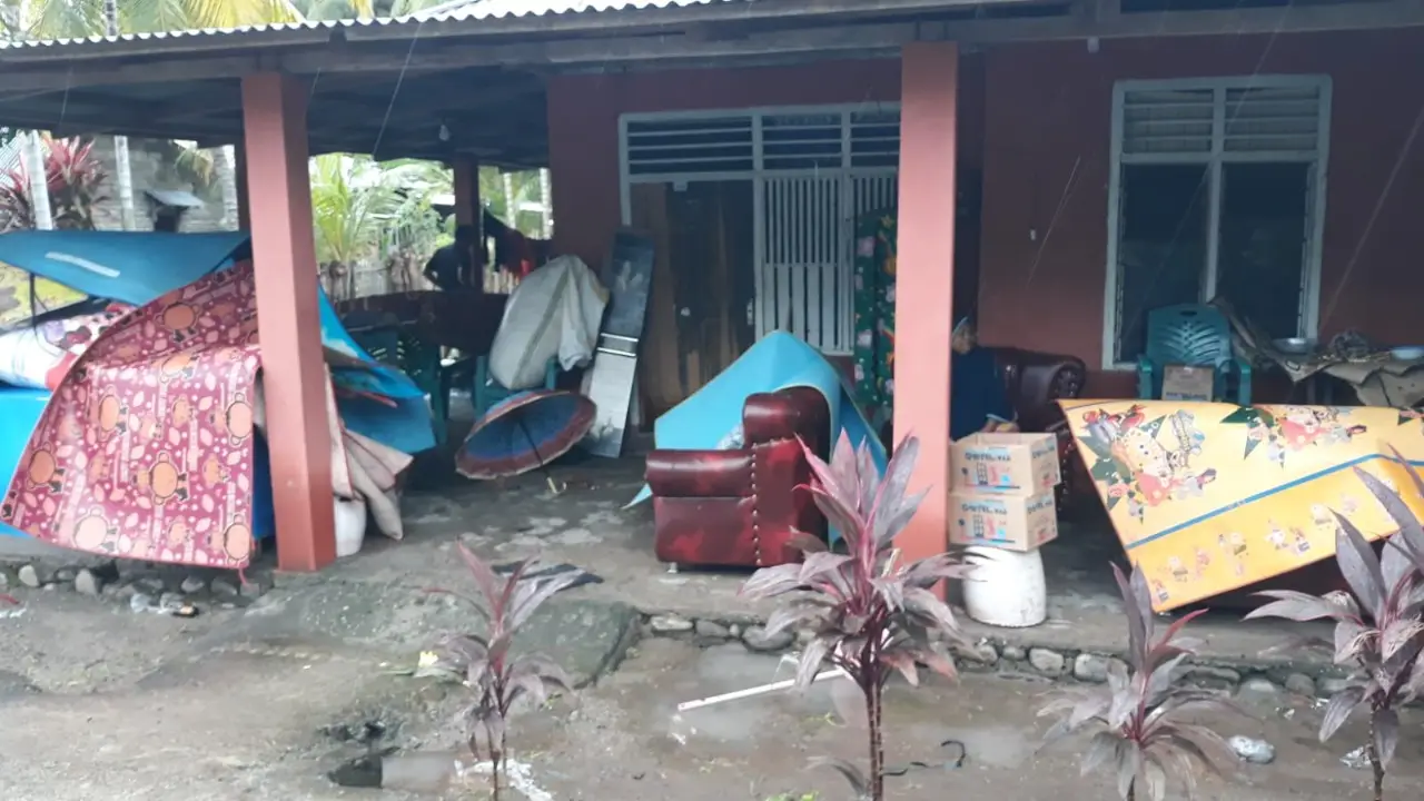 Dua Rumah Warga Bone...