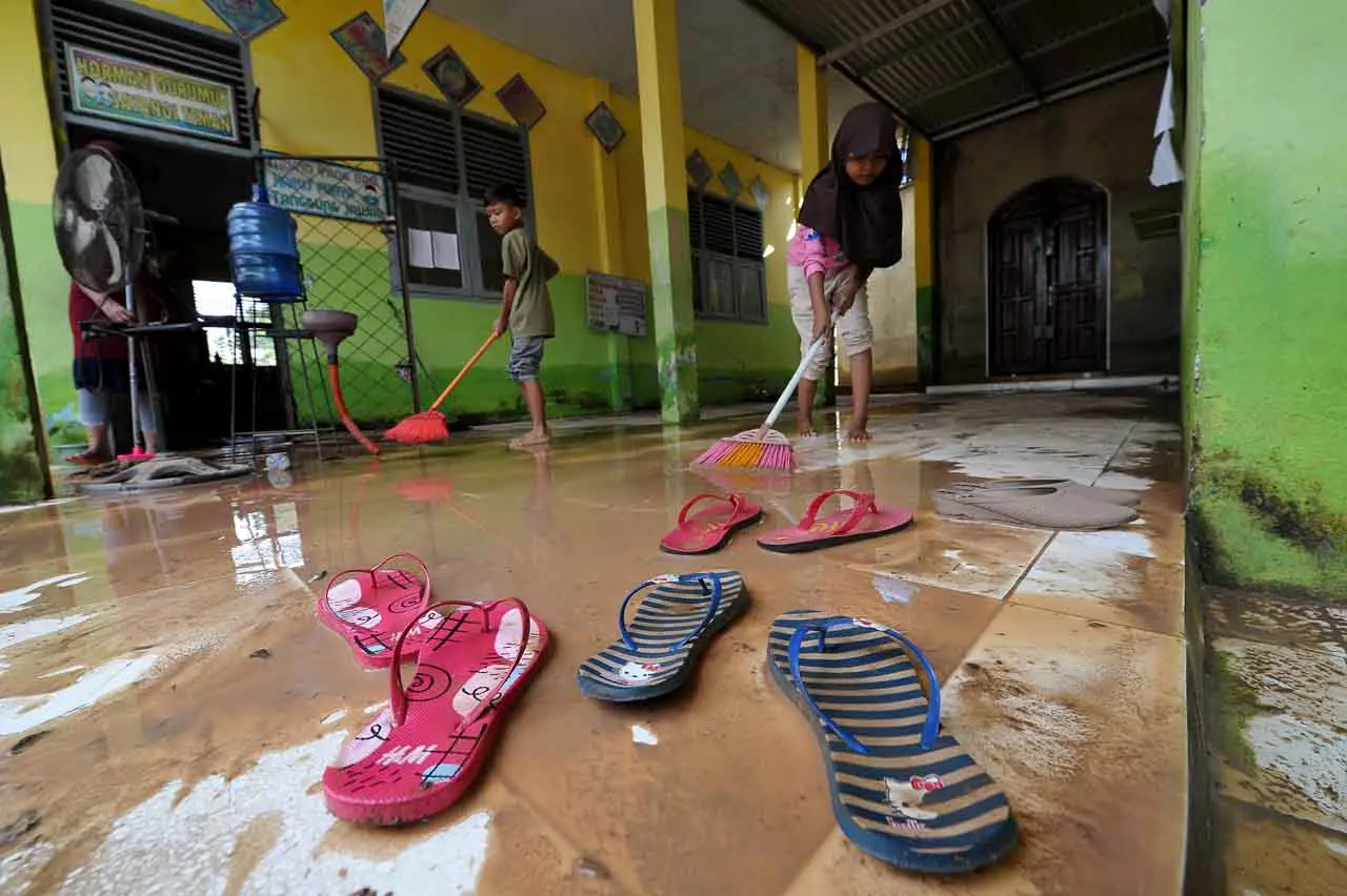 Siswa dan Guru Gotong...