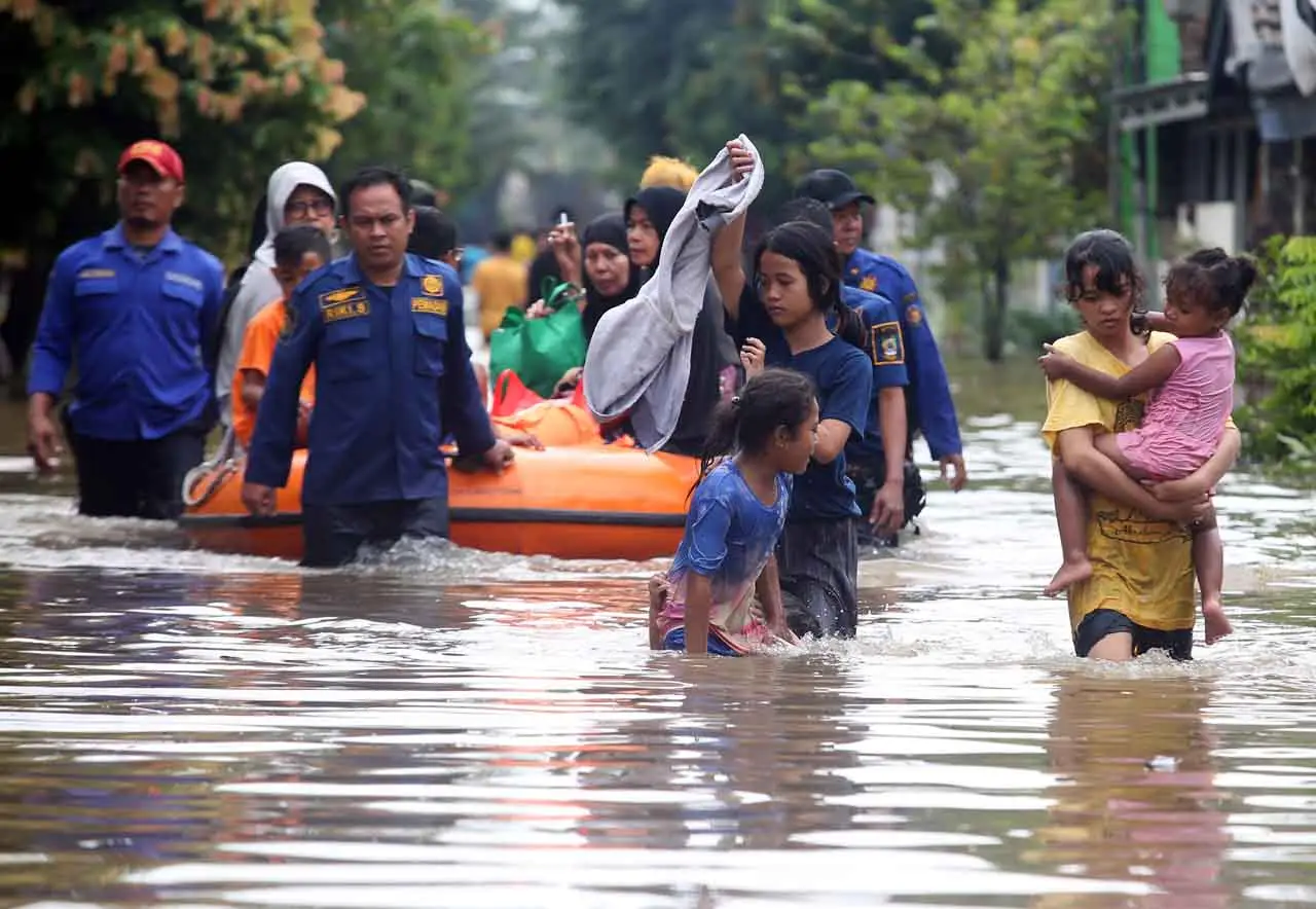 Banjir Setinggi 50-100...
