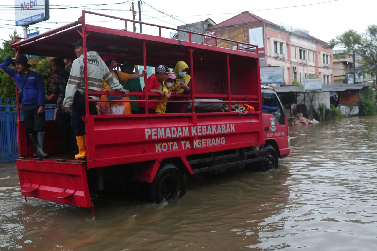 Banjir Rendam Jalan...
