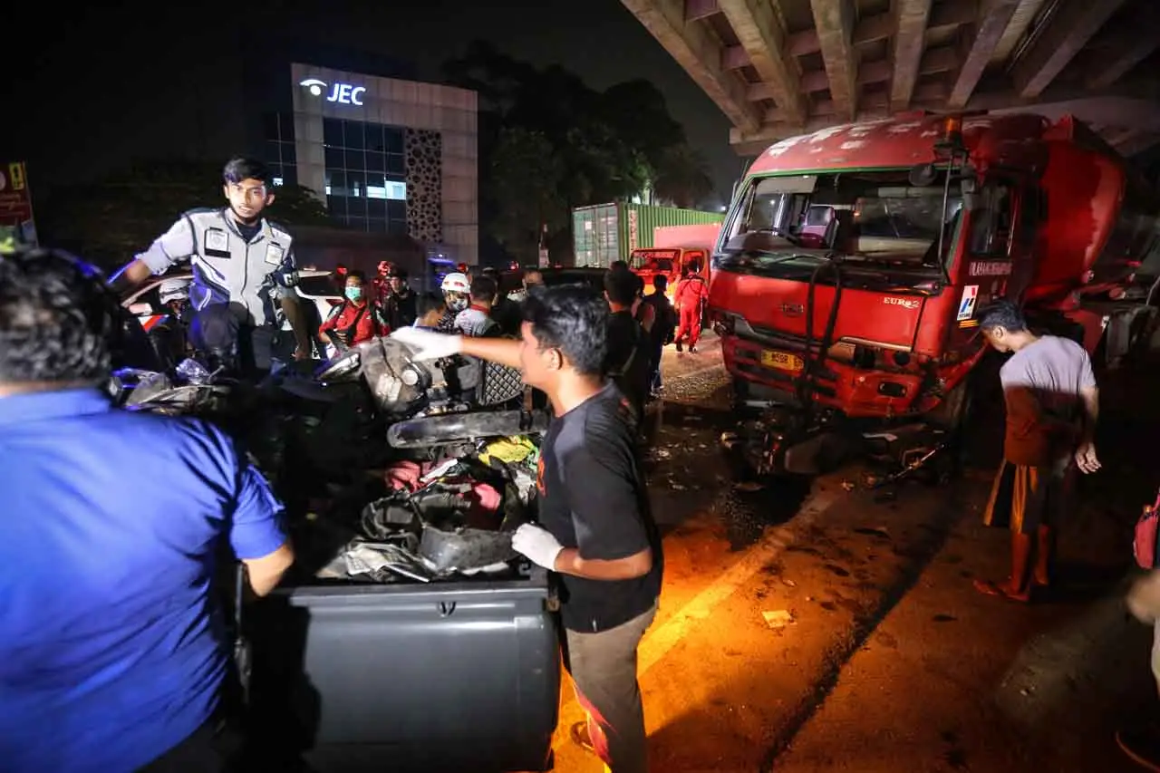 Petugas Gabungan Evakuasi...