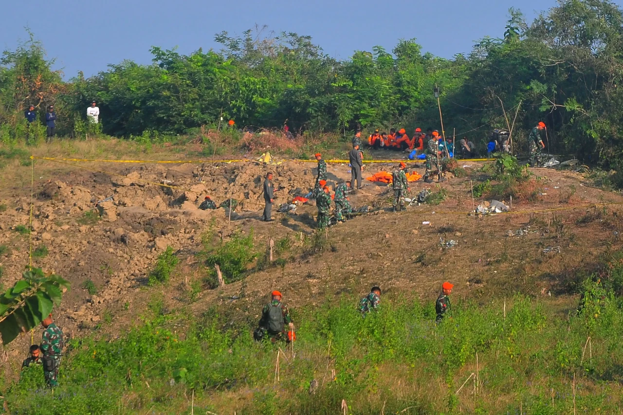 TNI AU Evakuasi Puing...