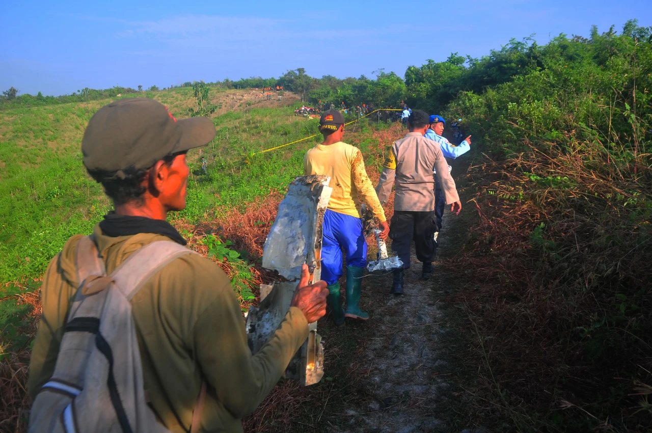 TNI AU Evakuasi Puing...