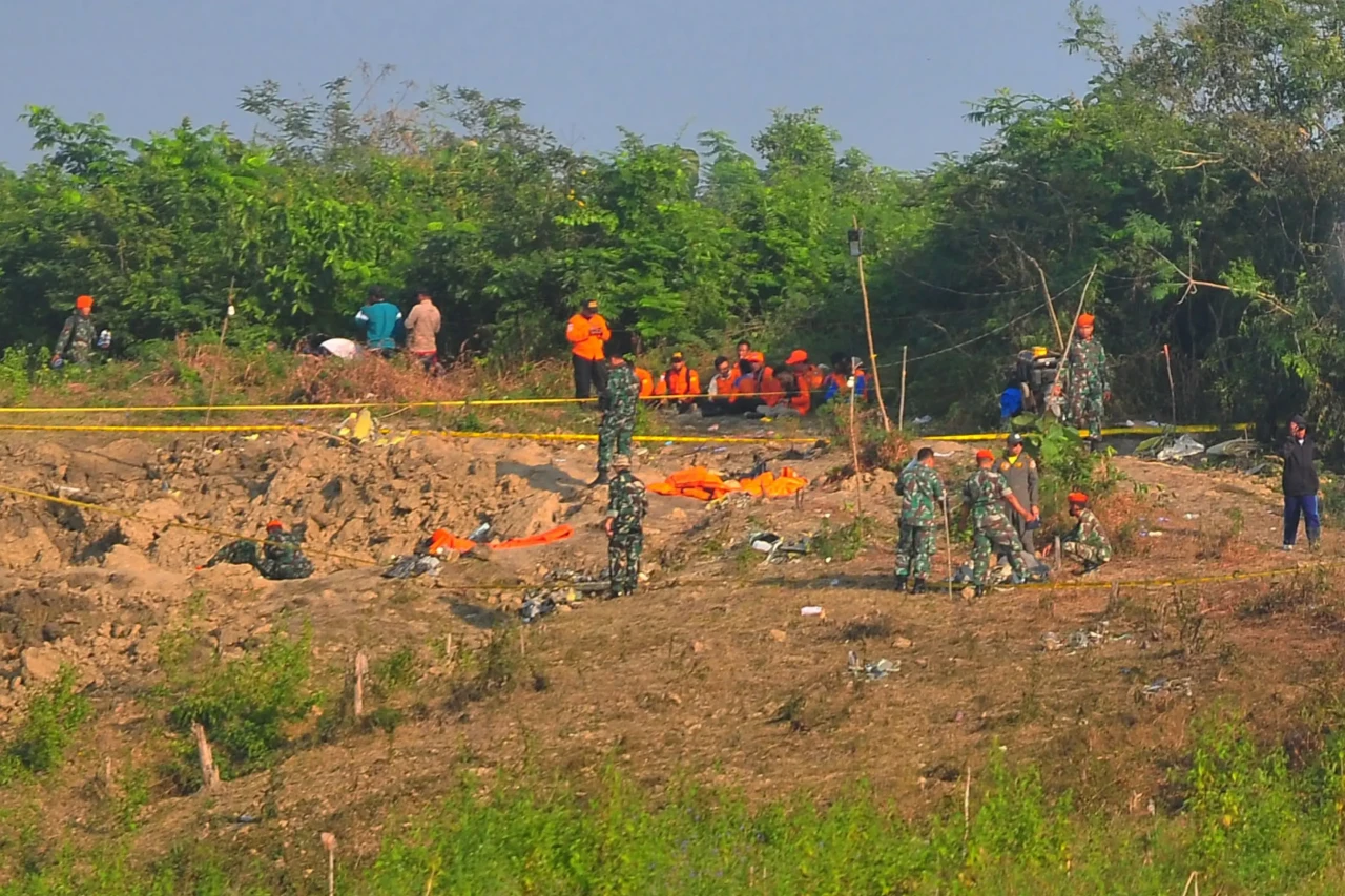 TNI AU Evakuasi Puing...