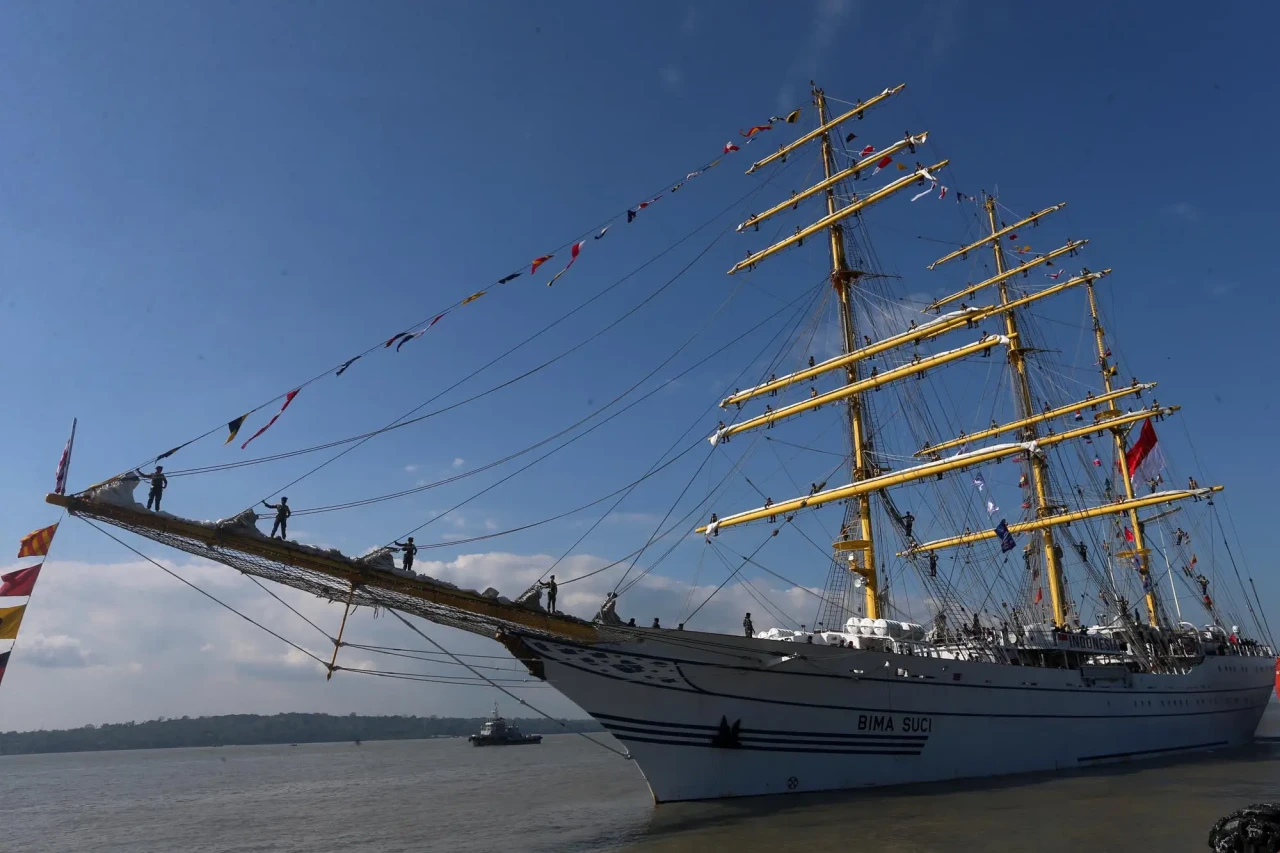 KRI Bima Suci Lakukan...