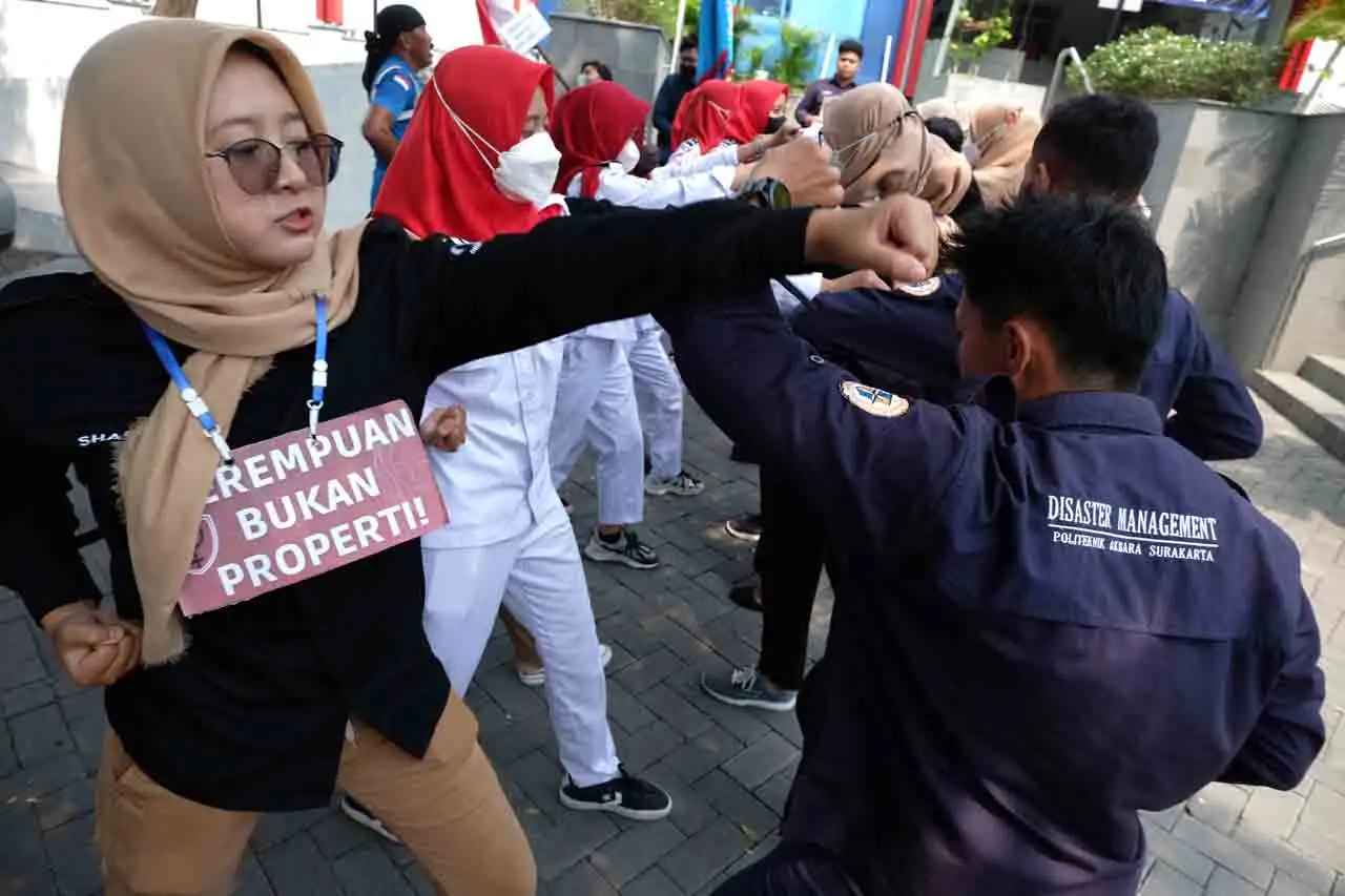 Mahasiswa Gelar Aksi...