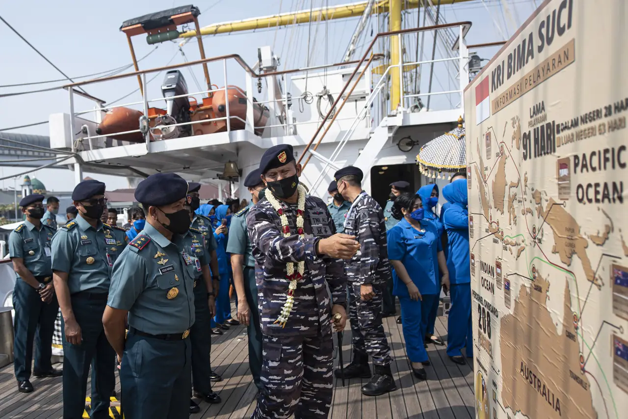 KRI Bima Suci Tiba di...
