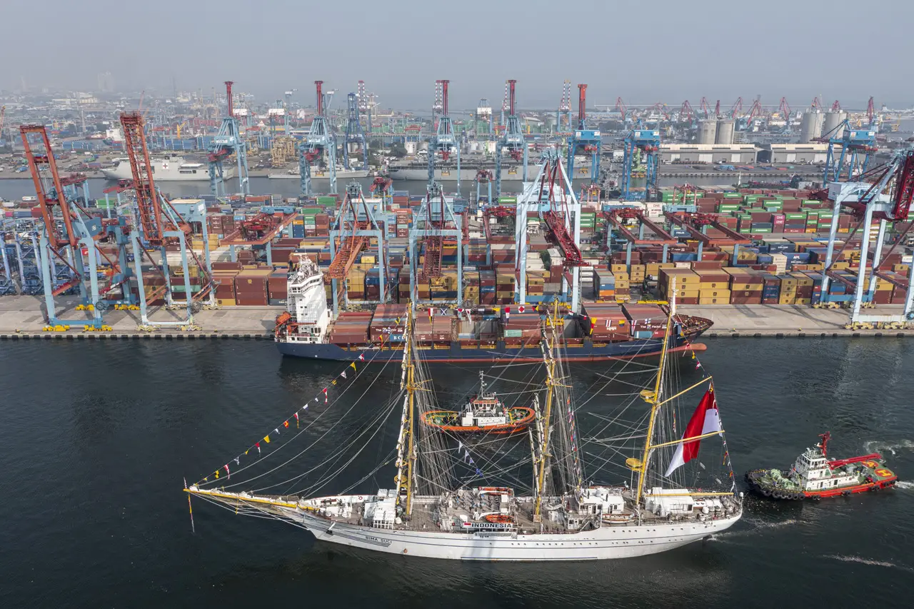 KRI Bima Suci Tiba di...