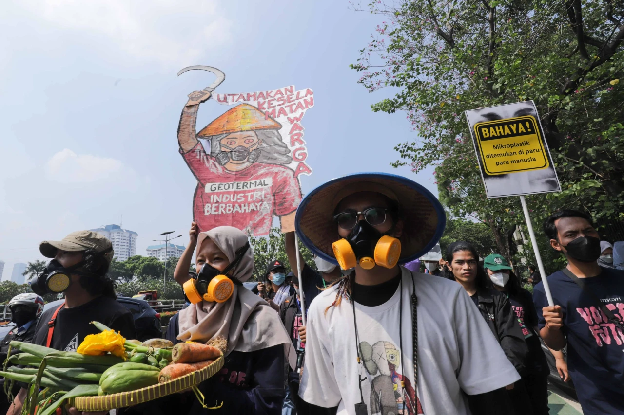 Pawai Anak Muda Tuntut...