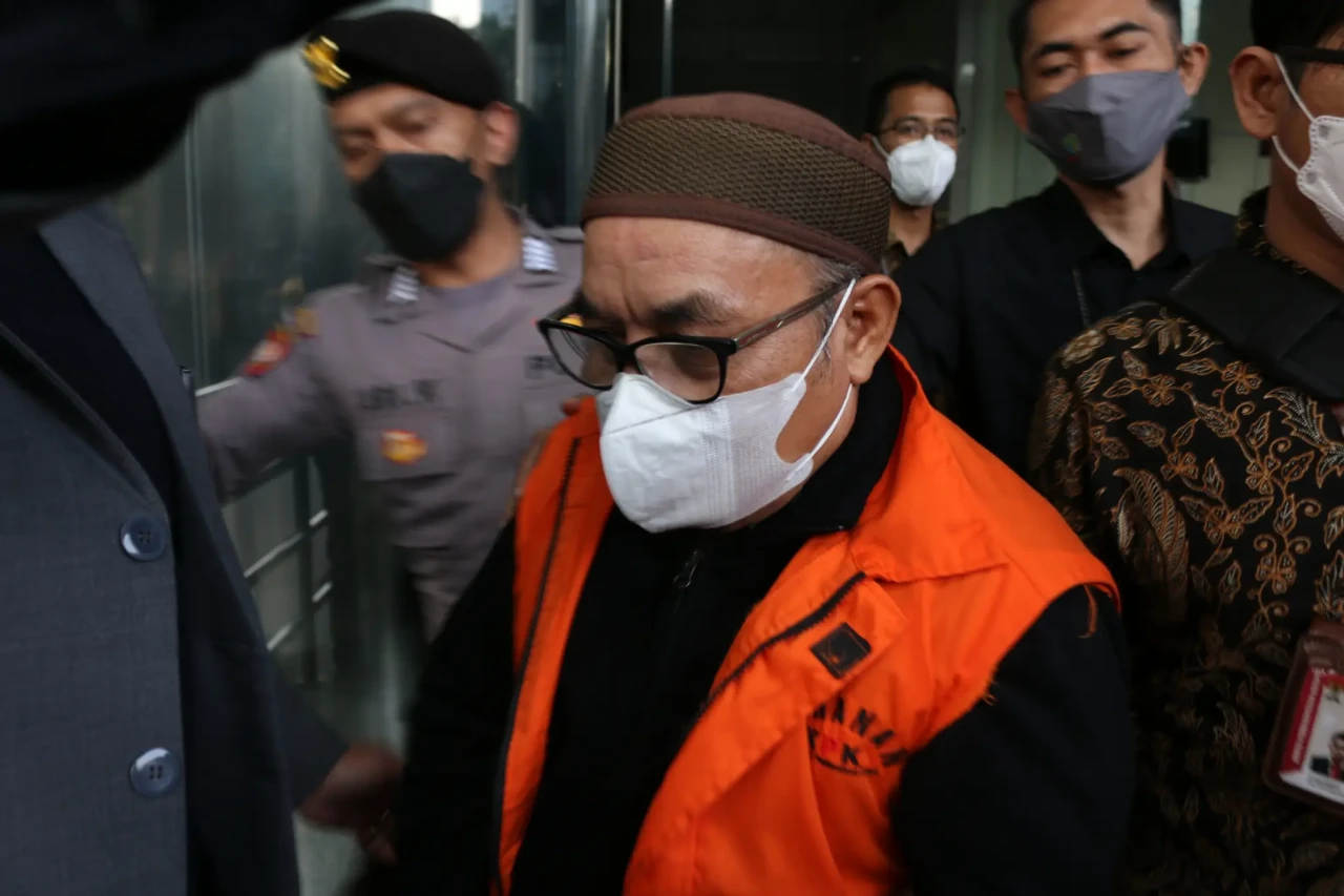 KPK Tahan Tersangka...