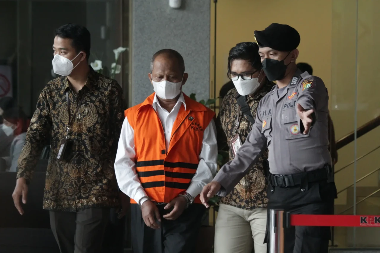 KPK Tahan Tersangka...