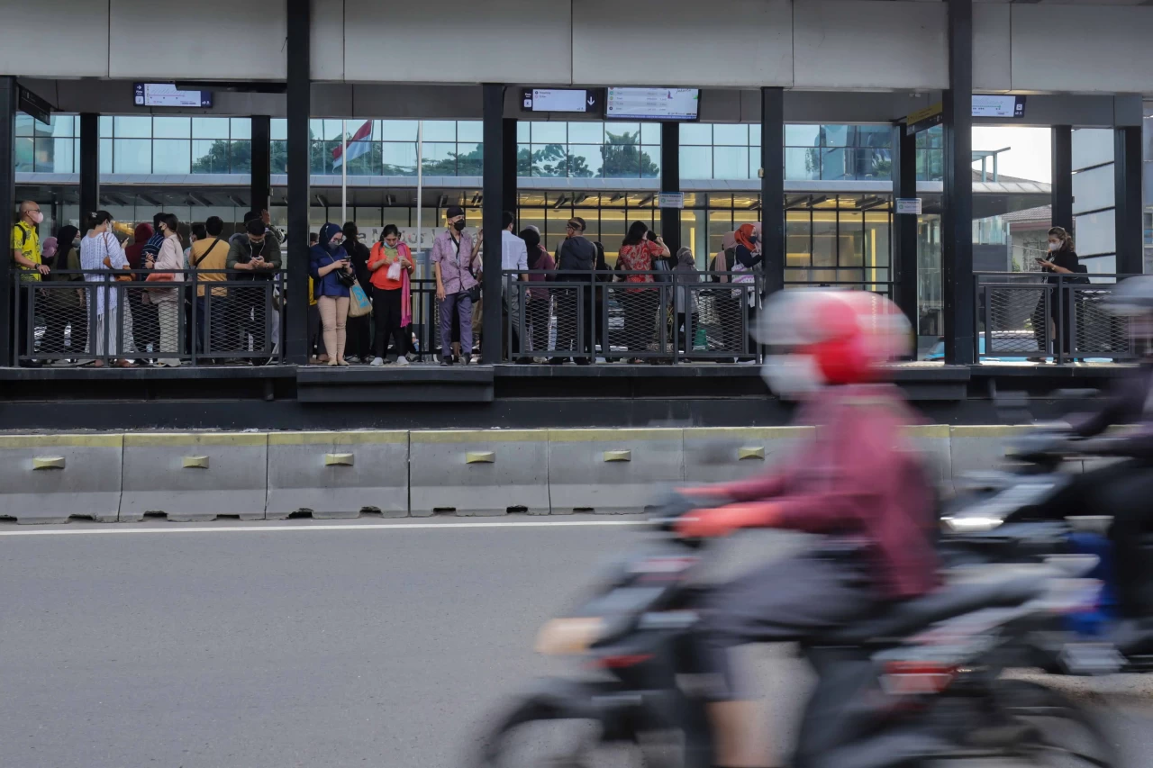 Transjakarta Perpanjang...
