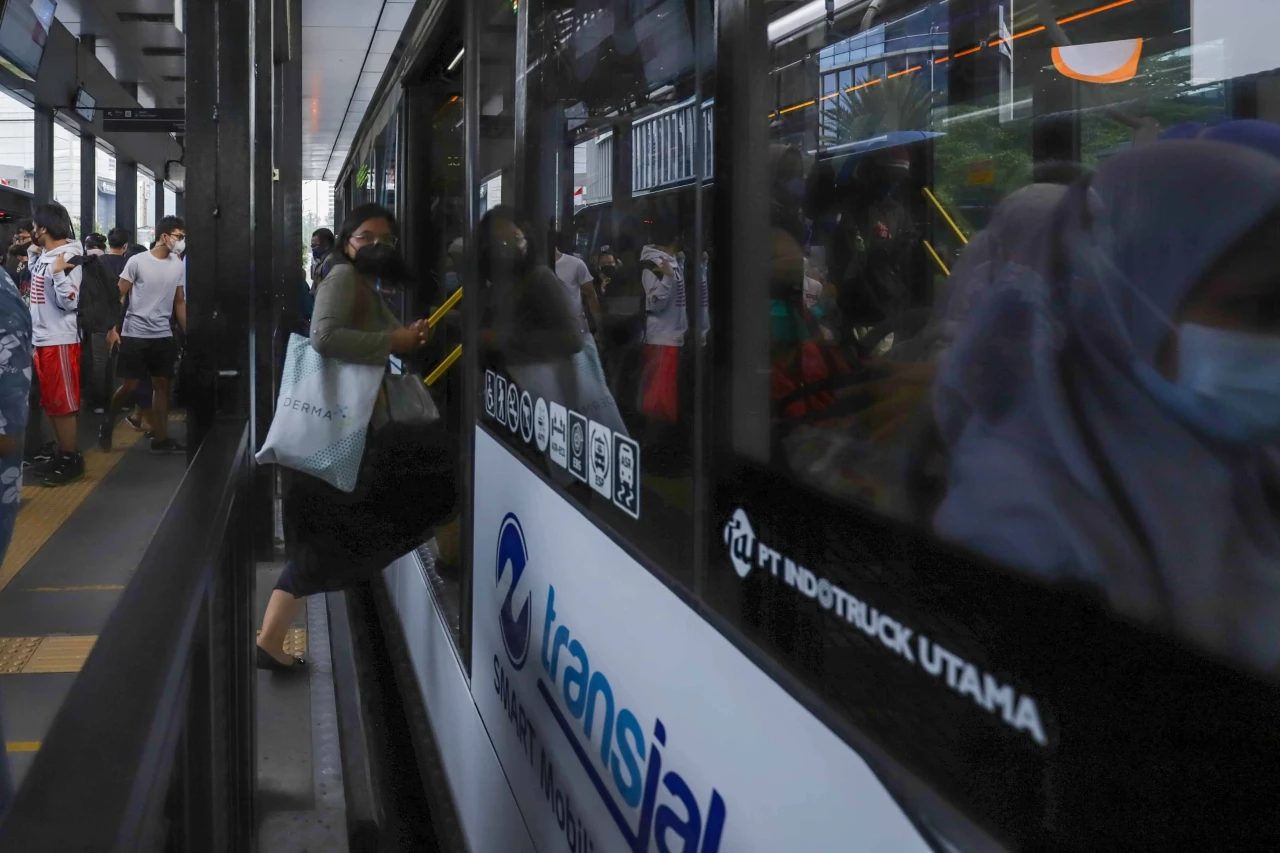 Transjakarta Perpanjang...