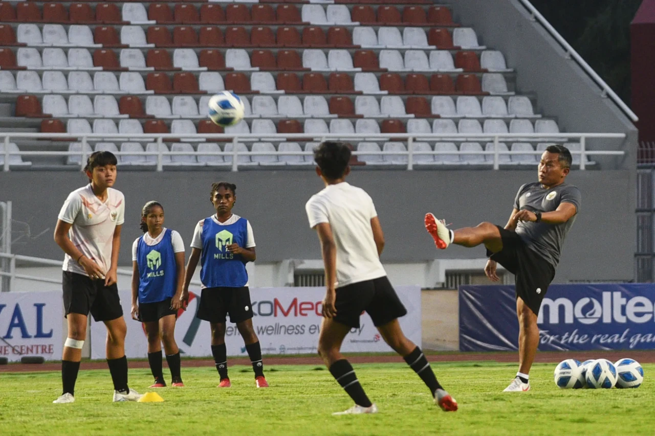 Latihan Timnas Wanita...