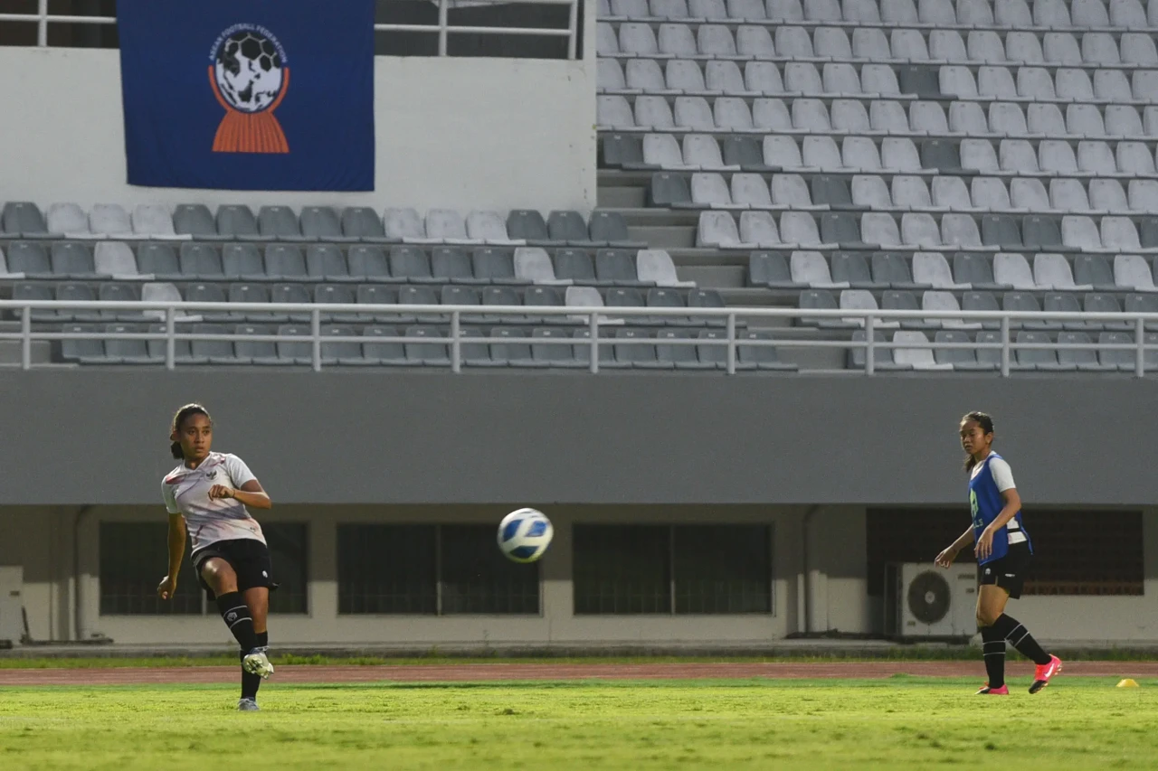 Latihan Timnas Wanita...