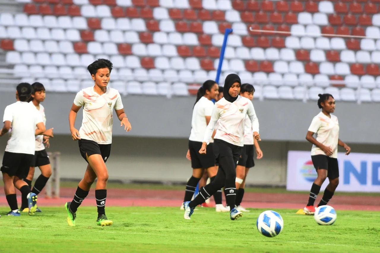 Latihan Timnas Wanita...