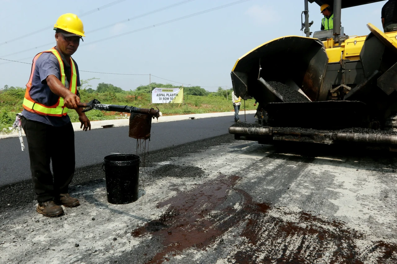 Melihat Proses Pengaspalan...