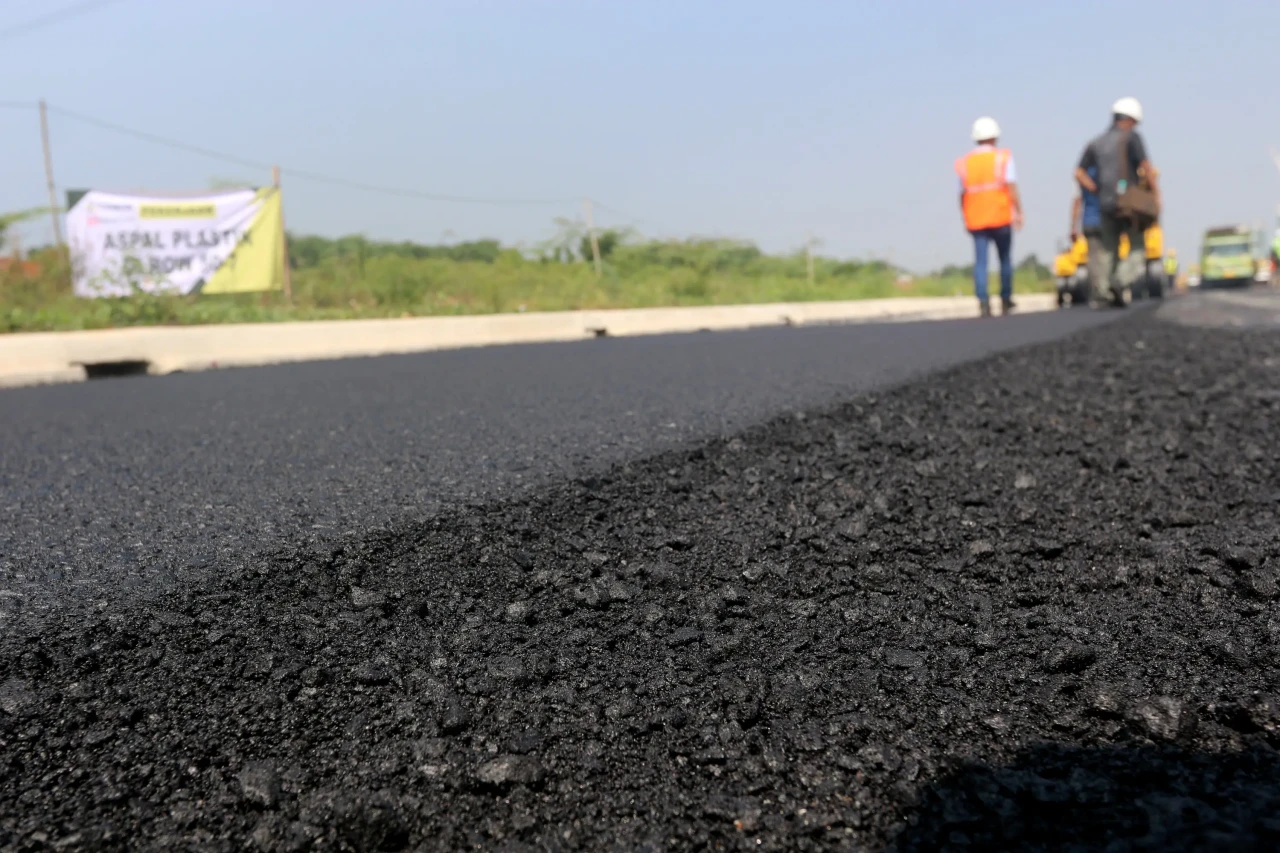 Melihat Proses Pengaspalan...