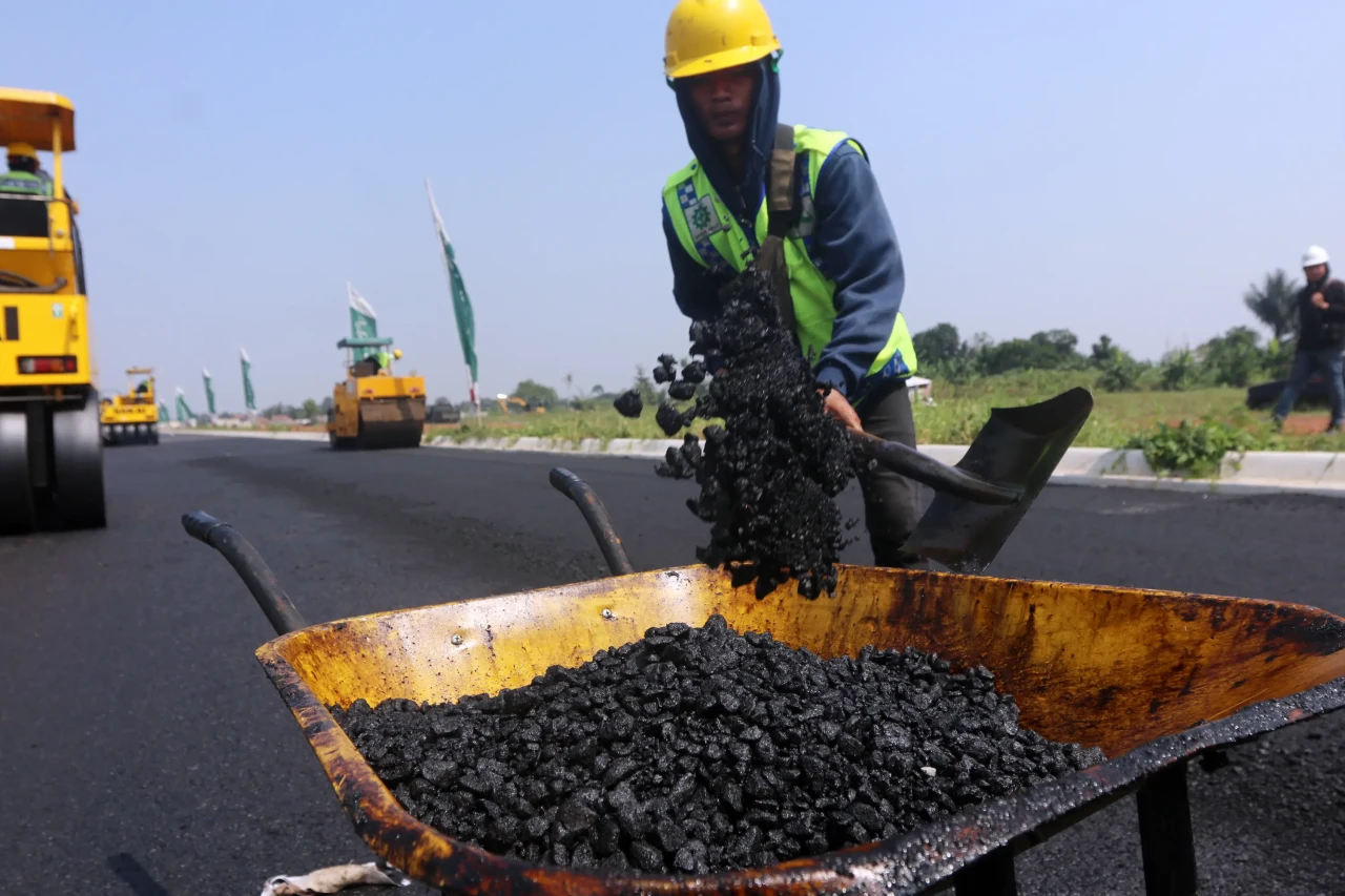 Melihat Proses Pengaspalan...