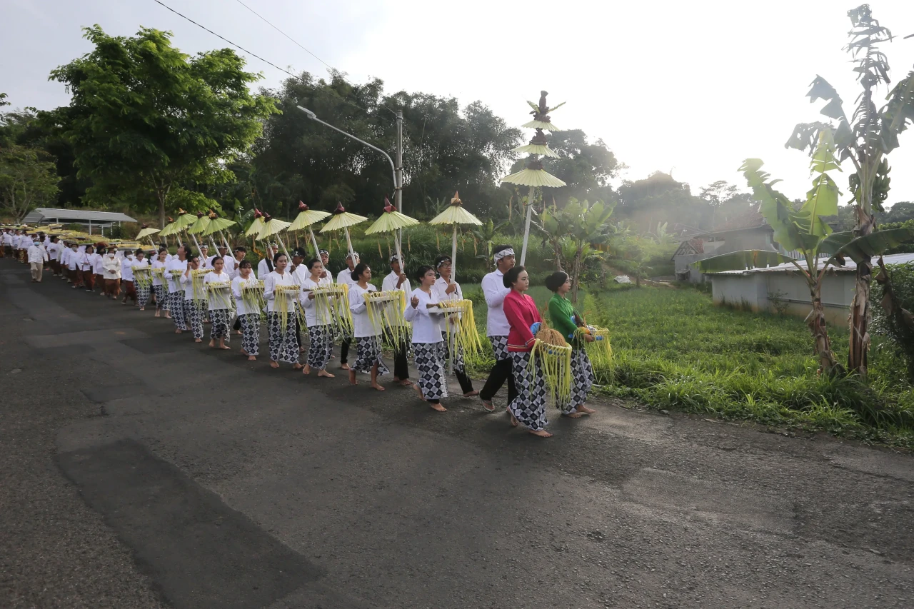 Perayaan Tradisi Adat...
