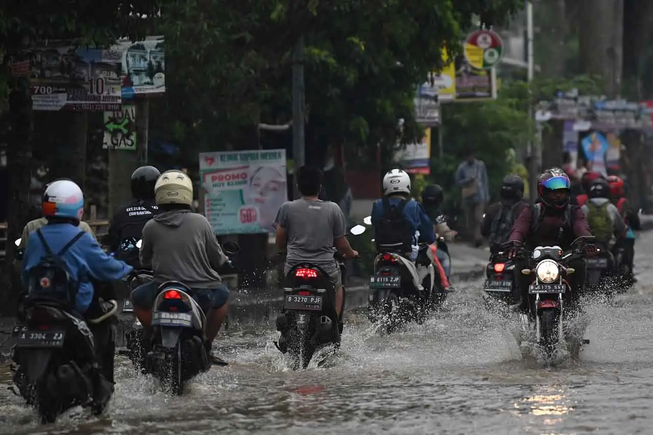 Banjir Melanda Perempatan...