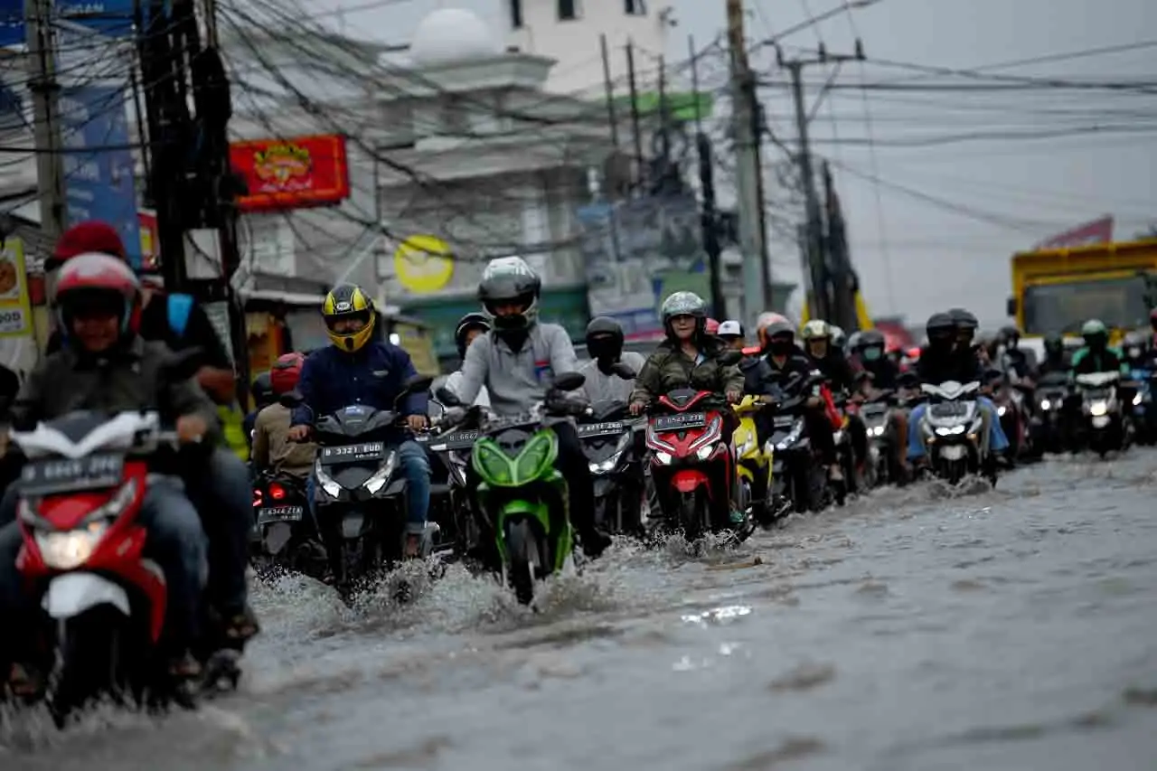 Banjir Melanda Perempatan...