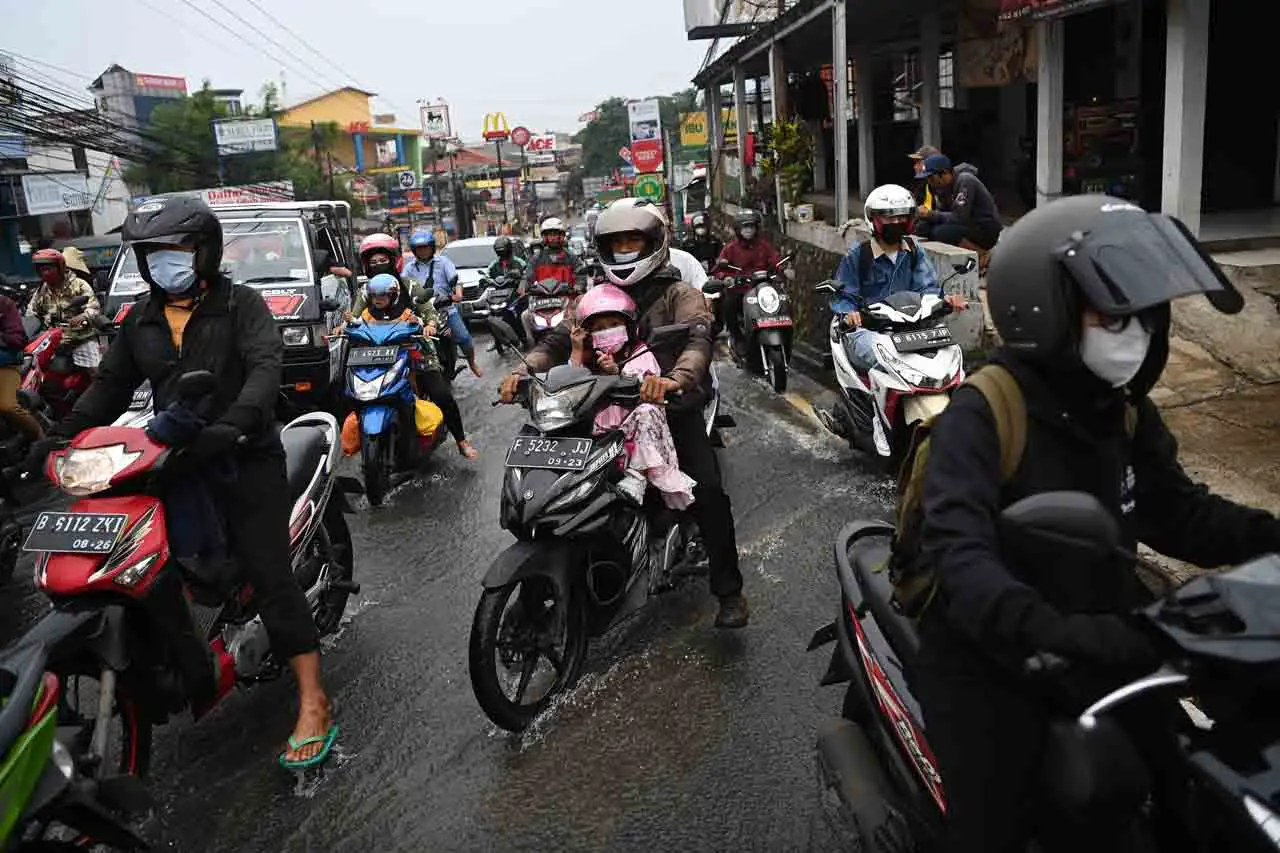 Banjir Melanda Perempatan...