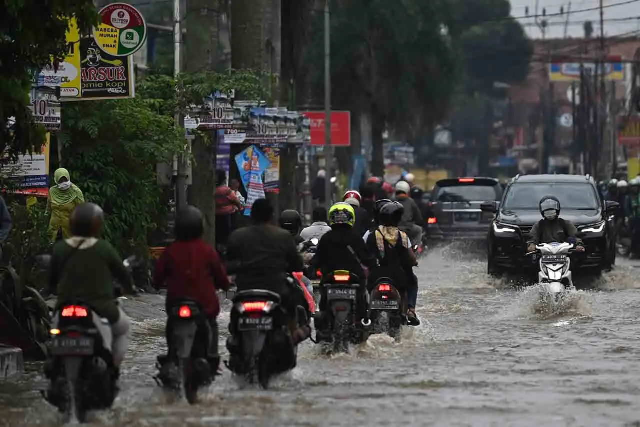 Banjir Melanda Perempatan...