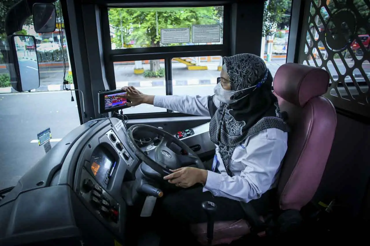 Bus Transjakarta Pink...