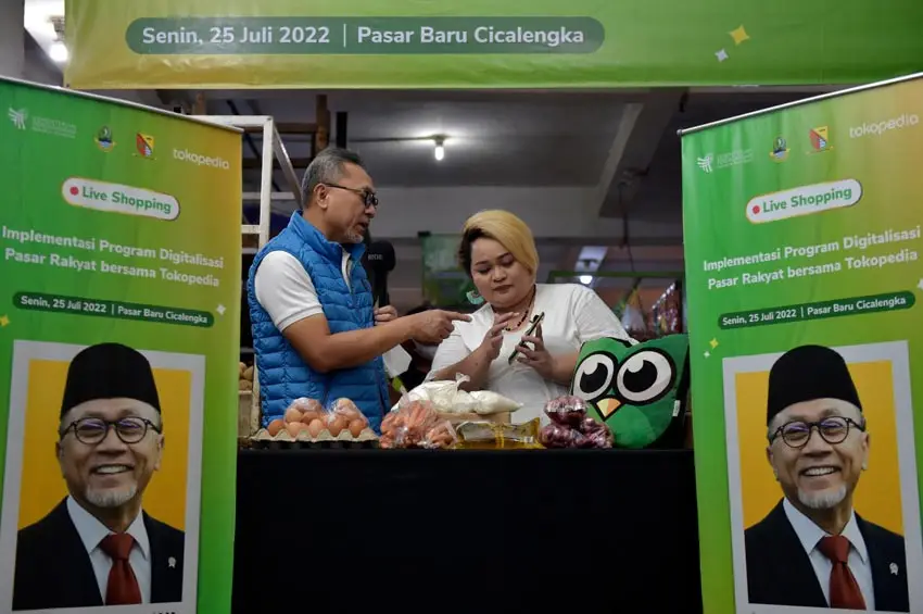 Kunjungi Pasar Baru...