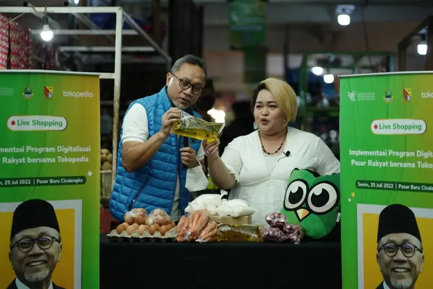Kunjungi Pasar Baru...