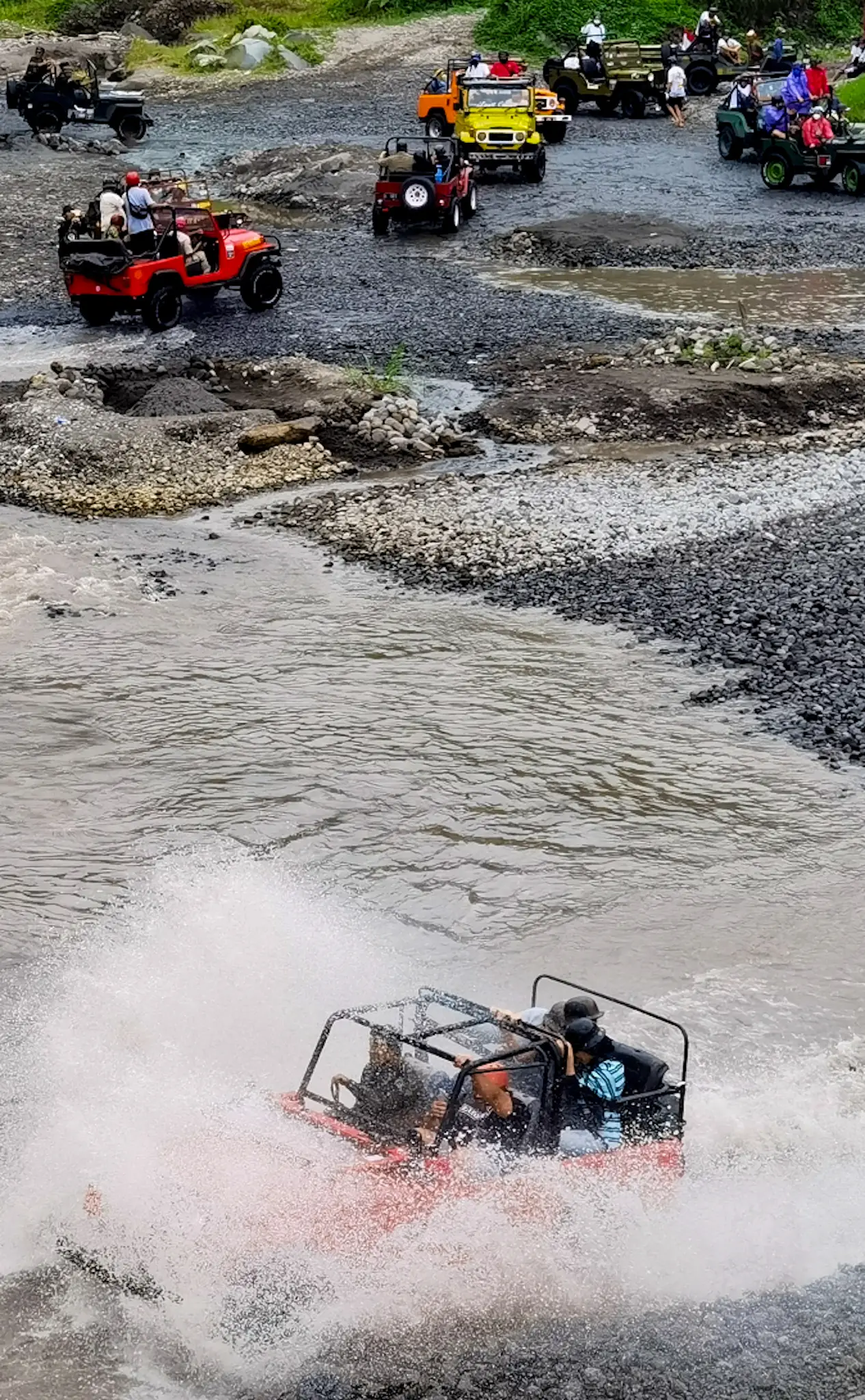 Menikmati Wisata Ekstrem...