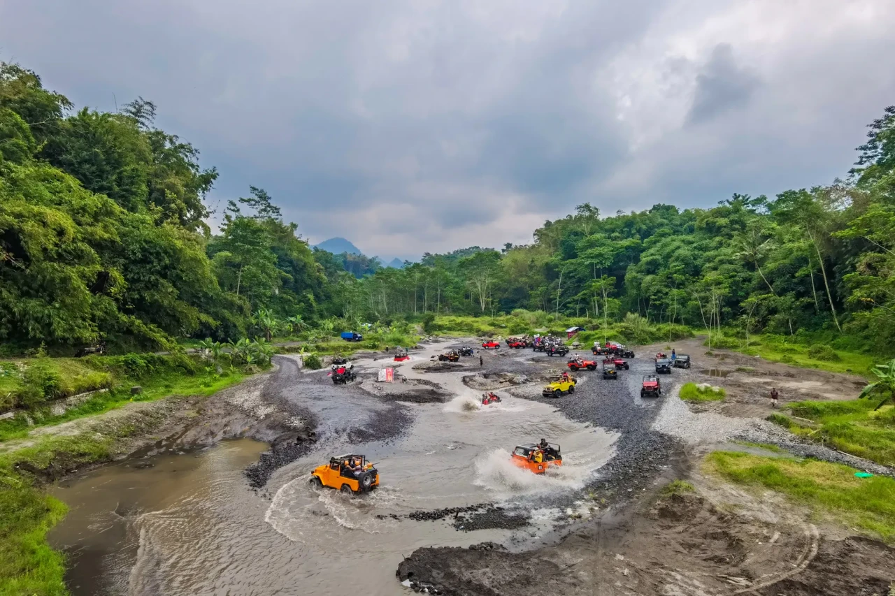 Menikmati Wisata Ekstrem...