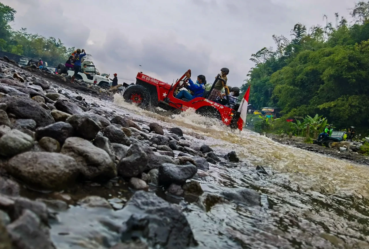 Menikmati Wisata Ekstrem...