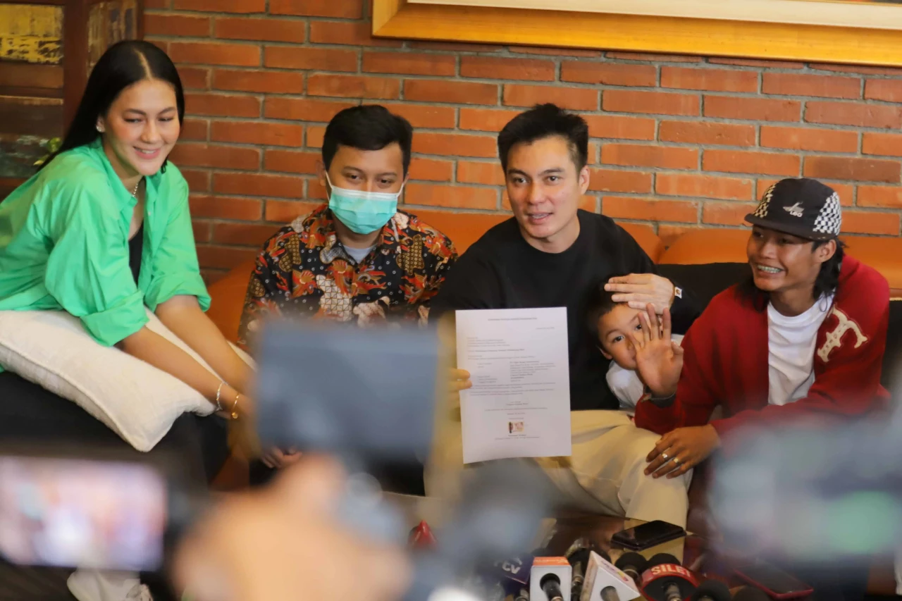 Sambil Menangis, Baim...