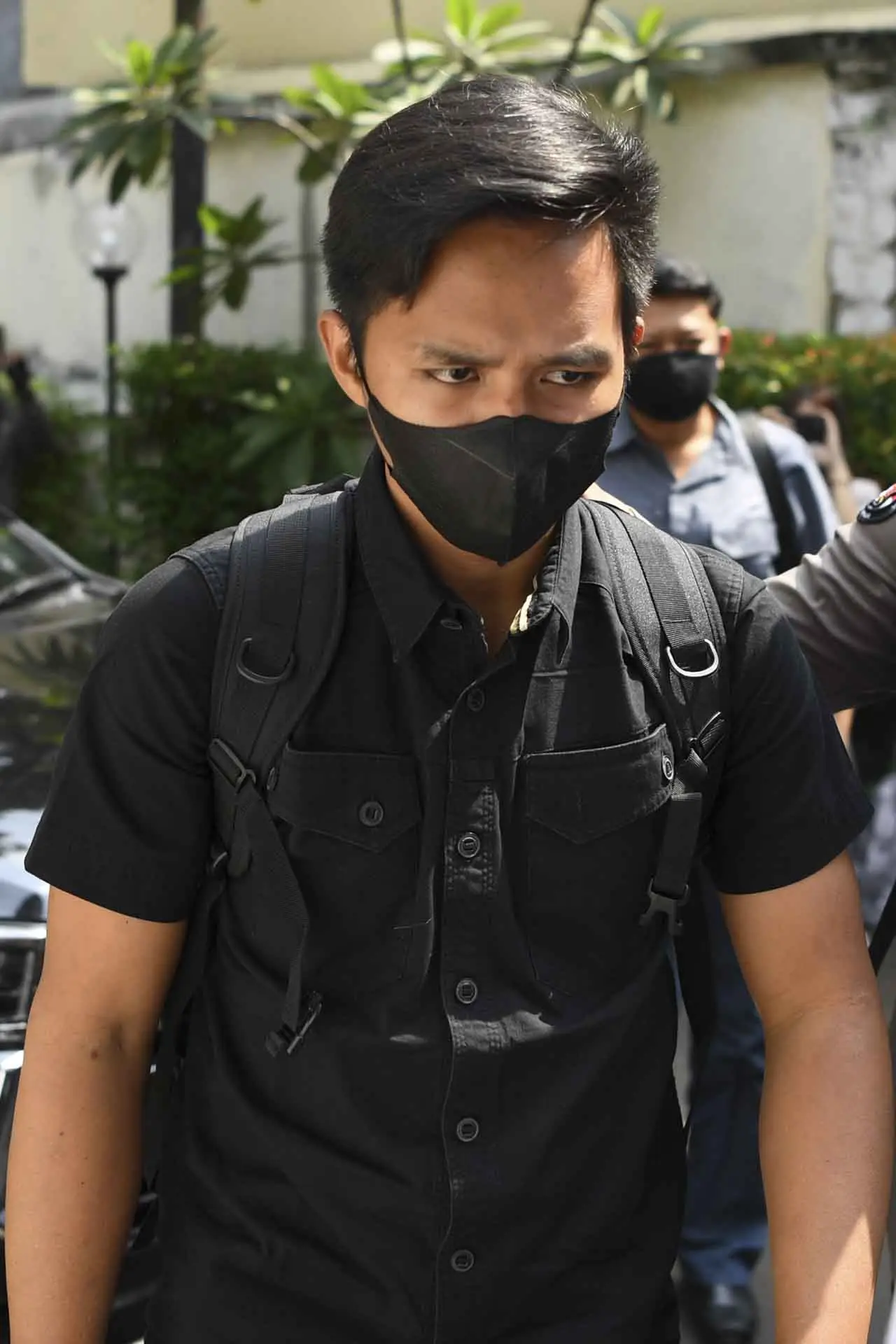 Berpakaian Serba Hitam,...