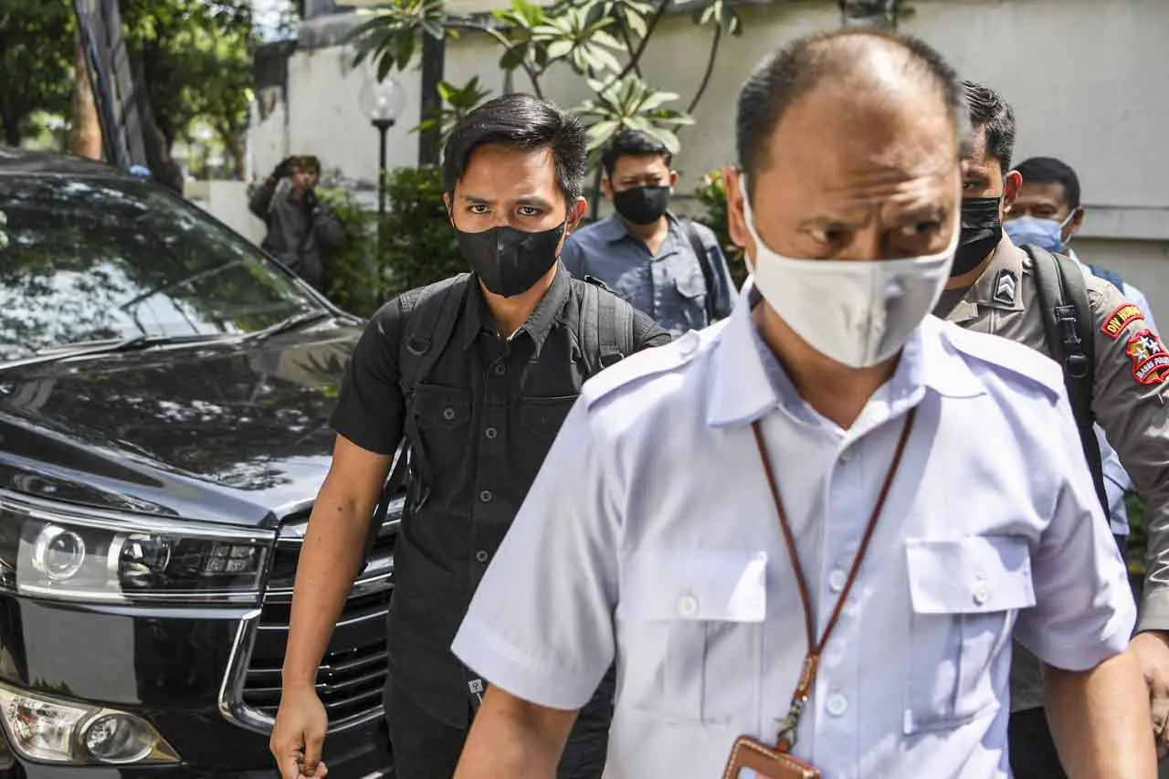 Berpakaian Serba Hitam,...
