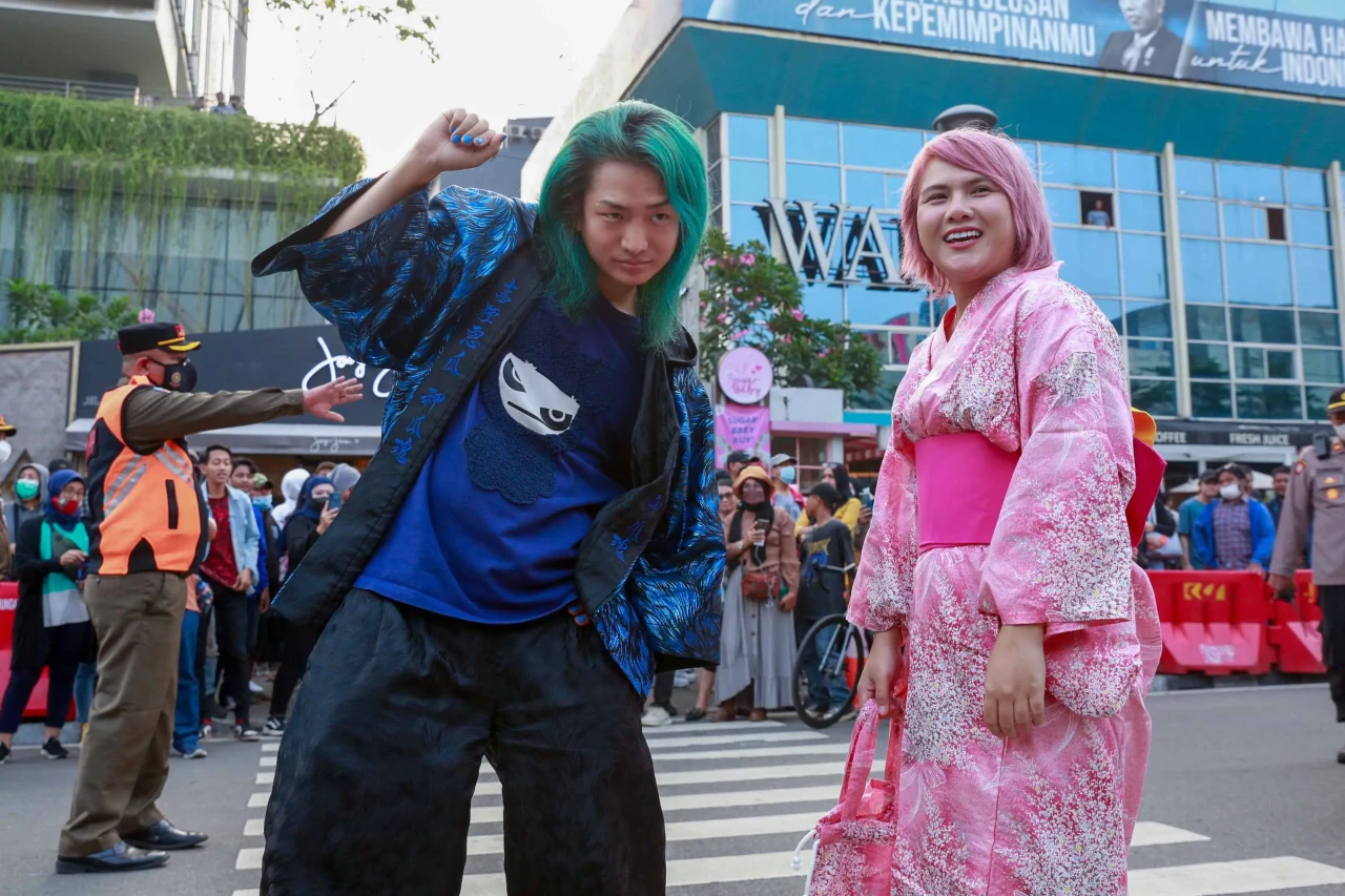 Potret Busana Khas Negeri...