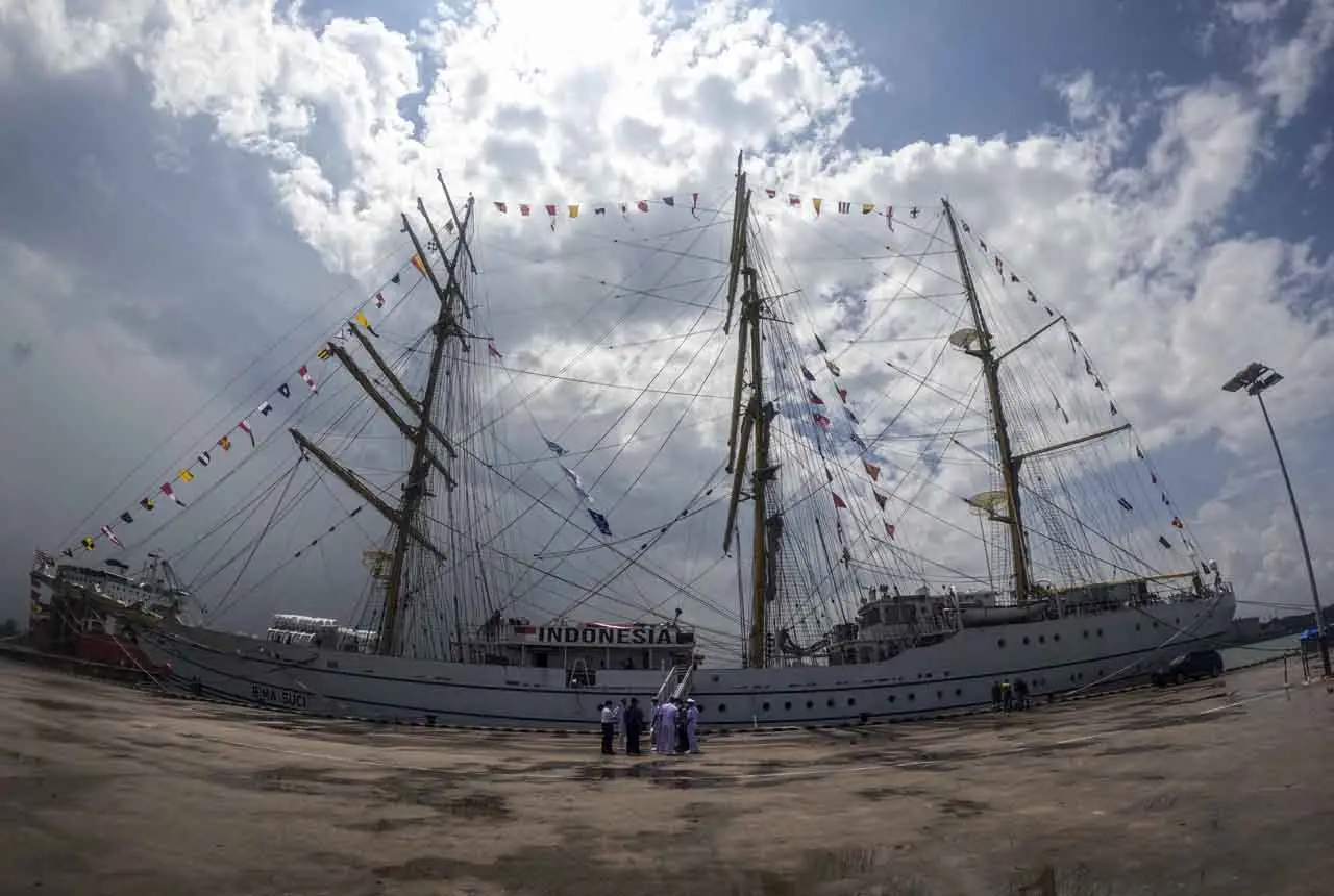 KRI Bima Suci Tiba di...