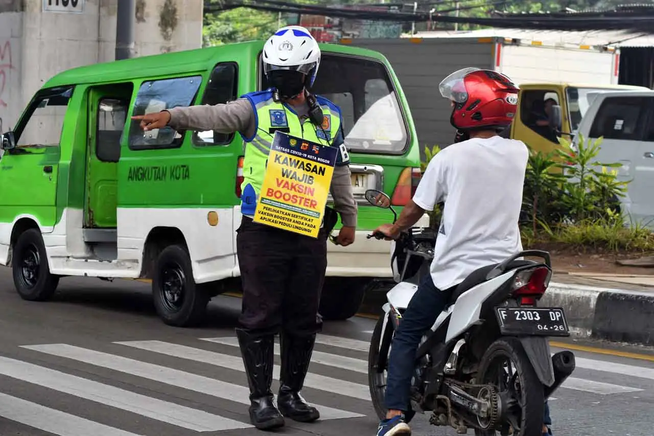 Polisi Gelar Razia Vaksinasi...